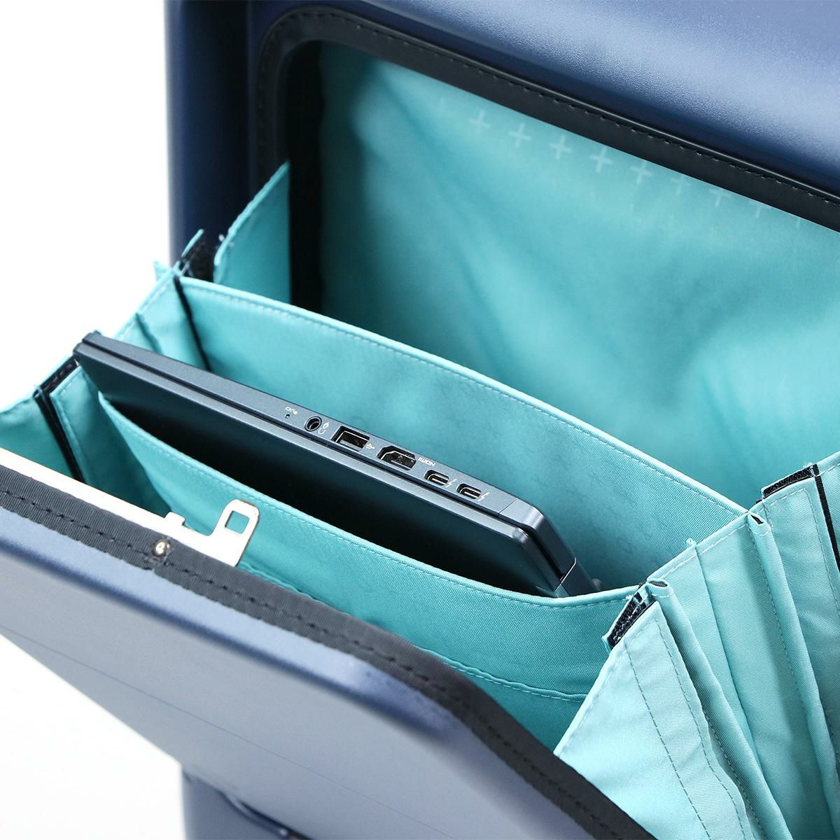 プロマックス　ケース 新開発のワンタッチ開閉フロントポケットで荷物をスピーディに