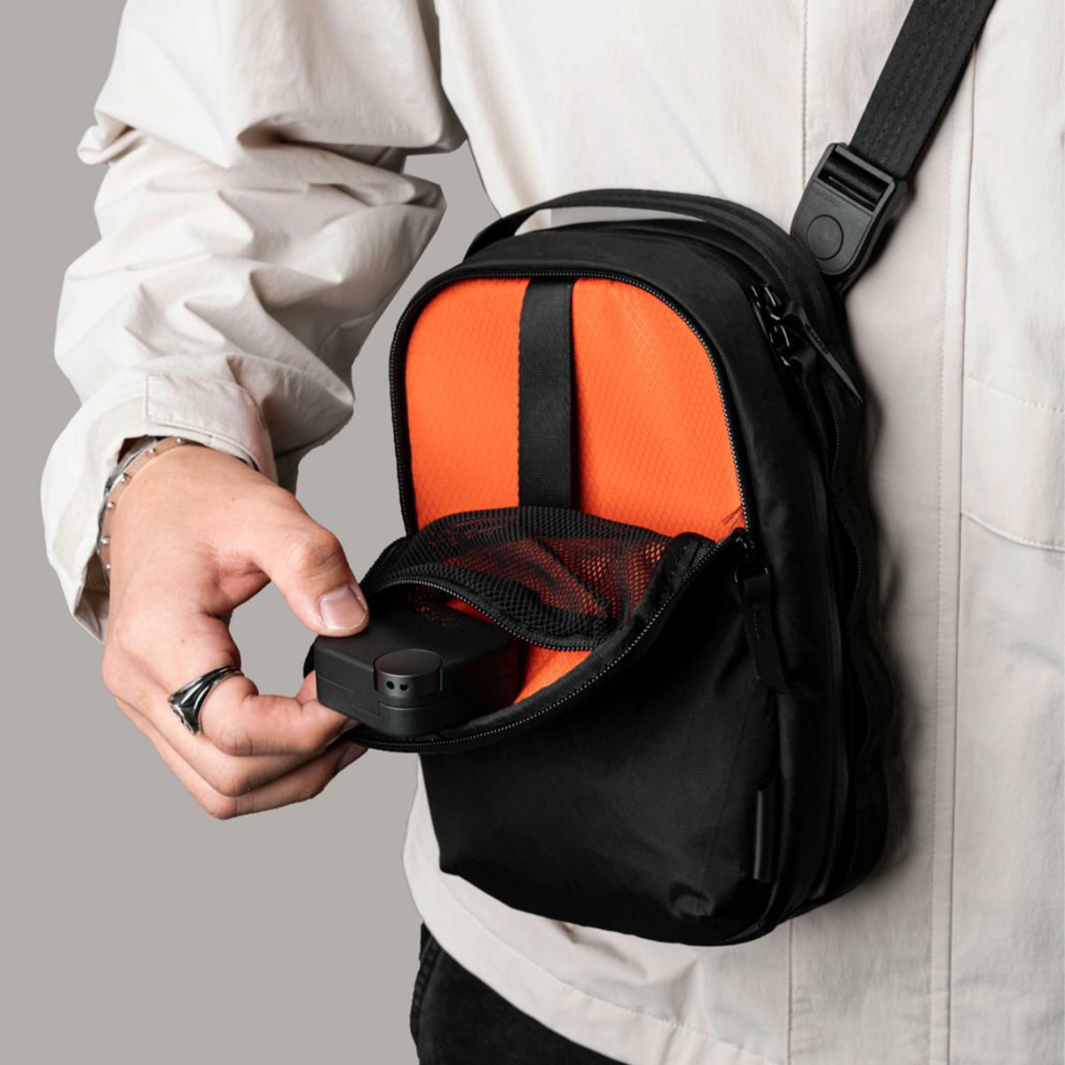 アルパカ  ショルダーバッグ ALPAKA metro-sling-max